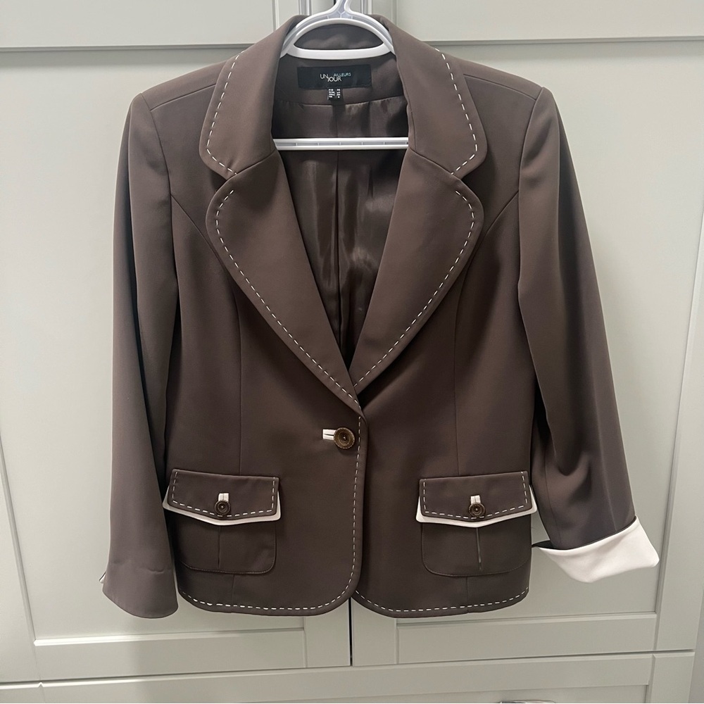 UN JOUR AILLEURS Brown Blazer with Shoulder Pads & White Trim Women's Size 8